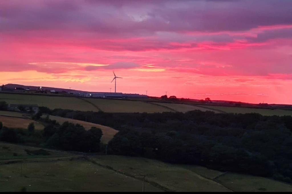 Cozy Rural Lodge, Amazing Views Close To * Holmfirth